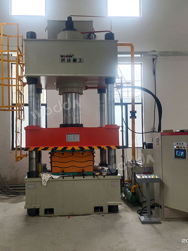 PE防彈插板液壓機現場 PE防彈插板液壓機現場