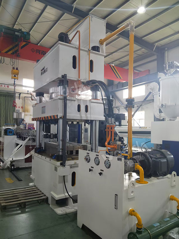 630噸四柱液壓機現場試機 630噸四柱液壓機現場試機