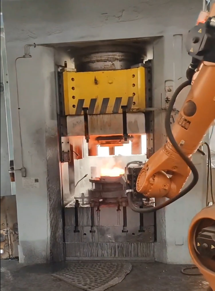 2500噸熱鍛液壓機現場(法蘭) 2500噸熱鍛液壓機現場(法蘭)