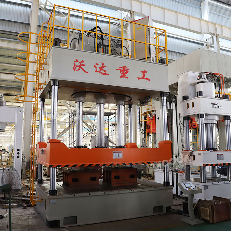 315噸汽車內飾件成型液壓機車間拍攝 315噸汽車內飾件成型液壓機車間拍攝