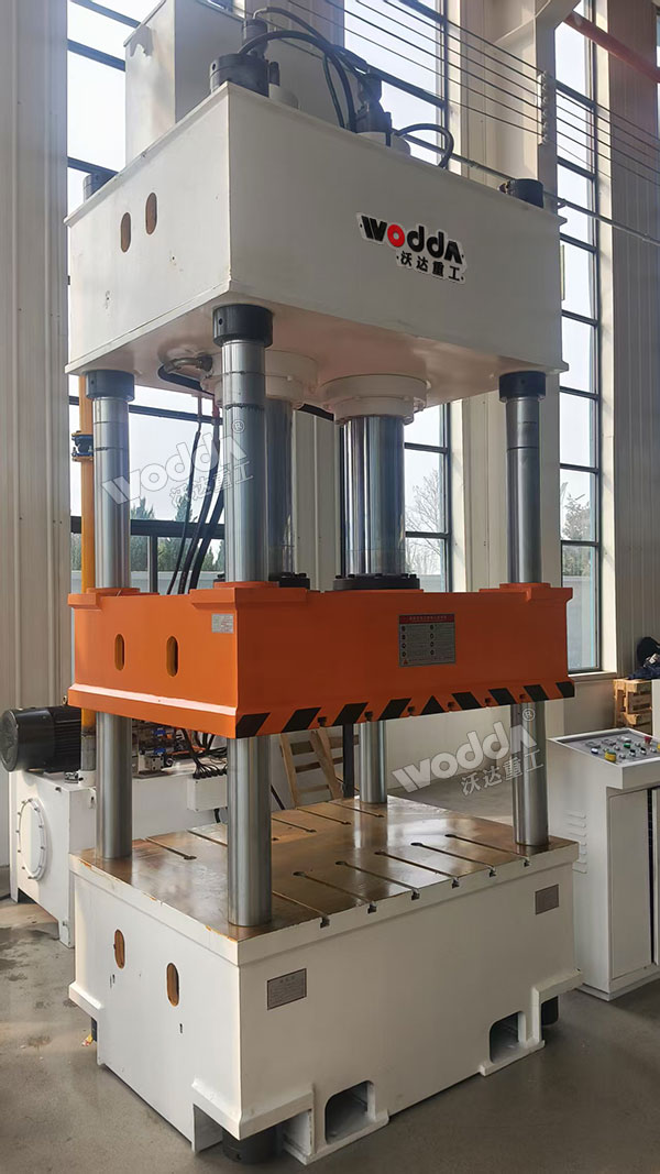 315噸汽車配件成型液壓機現場 315噸汽車配件成型液壓機現場