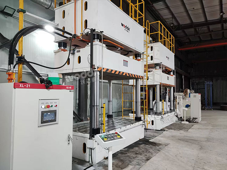 630噸四柱液壓機現場 630噸四柱液壓機現場