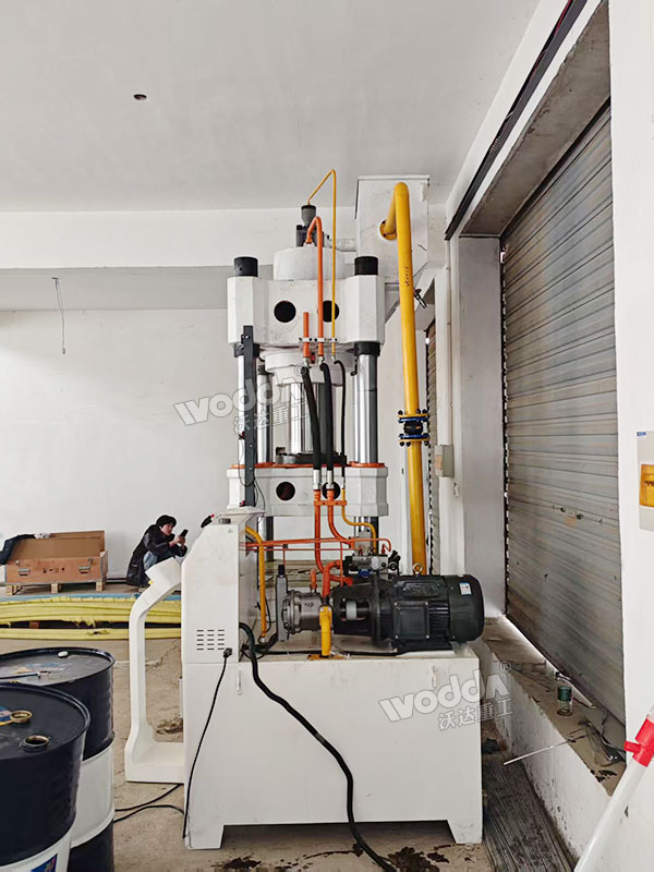 315噸四柱液壓機現場 315噸四柱液壓機現場