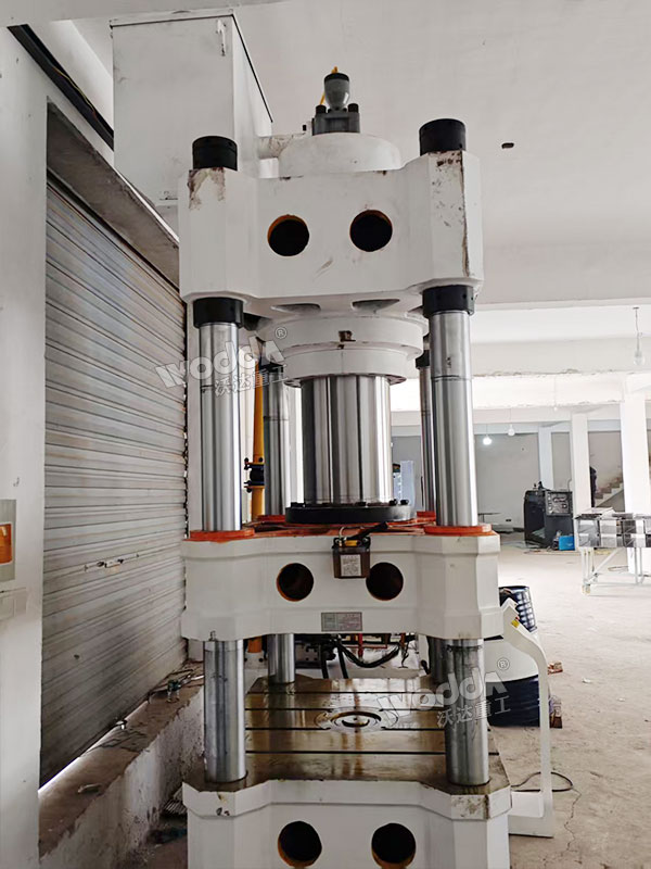 315噸四柱液壓機安裝完成 315噸四柱液壓機安裝完成