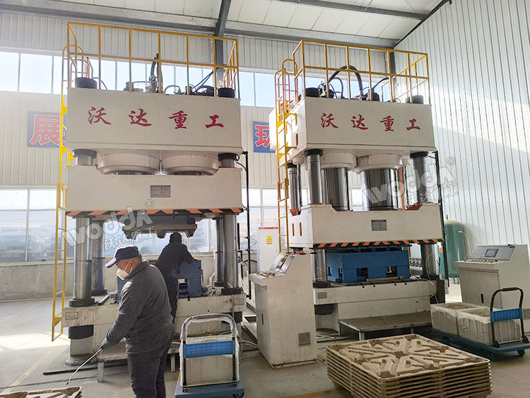 1600噸木屑托盤液壓機(jī)現(xiàn)場 1600噸木屑托盤液壓機(jī)現(xiàn)場