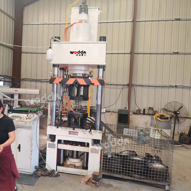 200噸封頭液壓機(生產線) 200噸封頭液壓機(生產線)