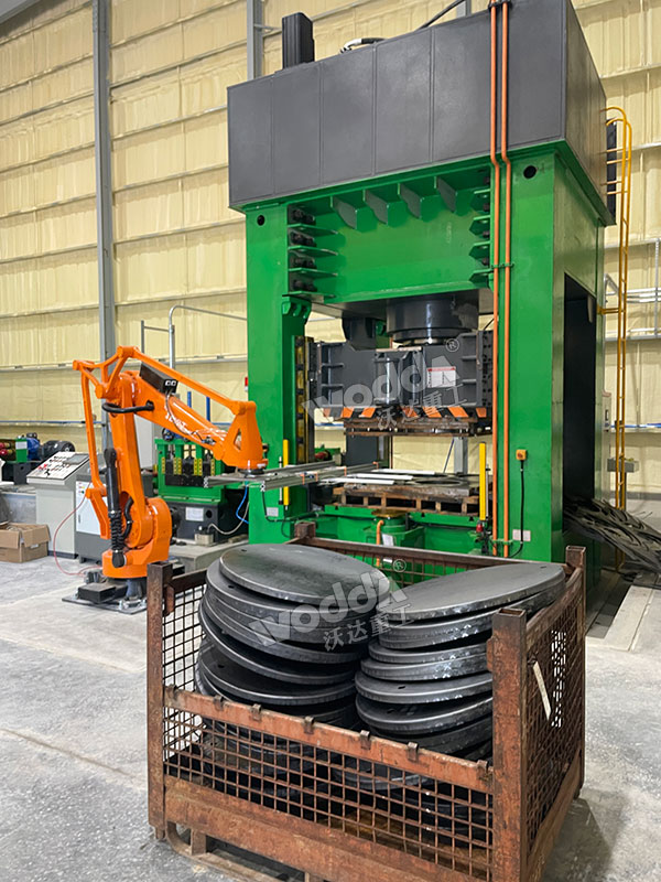 1000噸框架式液壓機沖壓海洋浮標現場 1000噸框架式液壓機沖壓海洋浮標現場