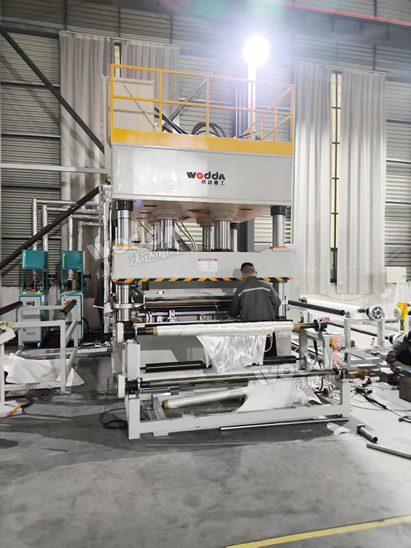 630噸PE防彈無緯布模壓液壓機現場 630噸PE防彈無緯布模壓液壓機現場