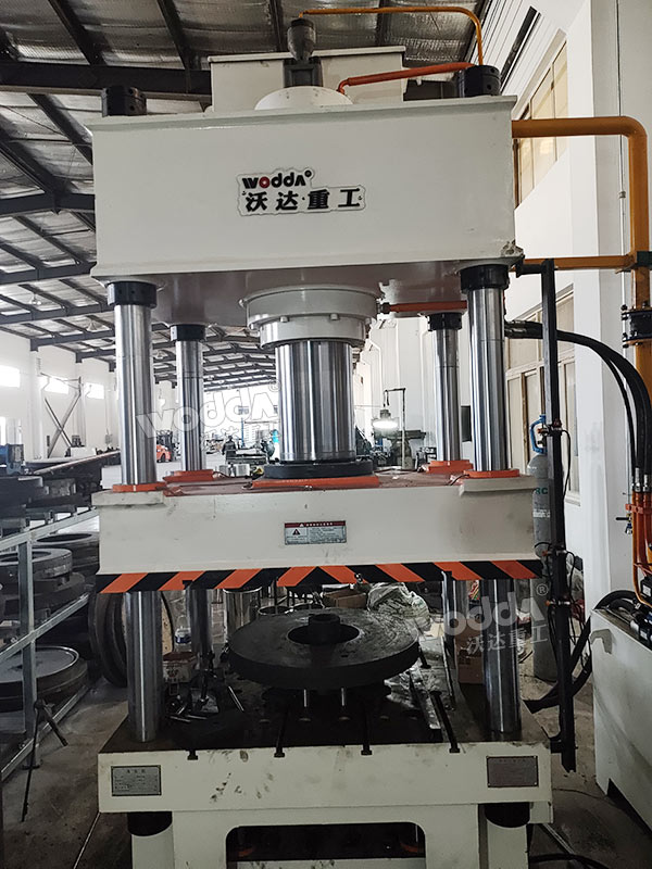 不銹鋼鍋蓋成型液壓機(jī)現(xiàn)場(chǎng) 不銹鋼鍋蓋成型液壓機(jī)現(xiàn)場(chǎng)