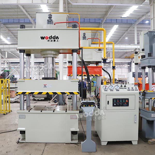 200噸四柱液壓機.jpg 200噸四柱液壓機.jpg