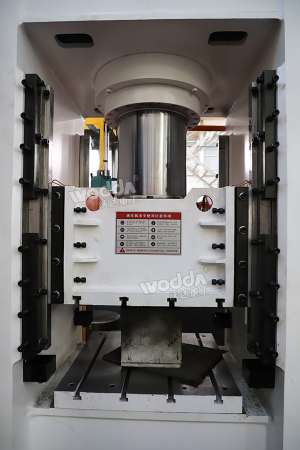 315噸框架式液壓機細節 315噸框架式液壓機細節