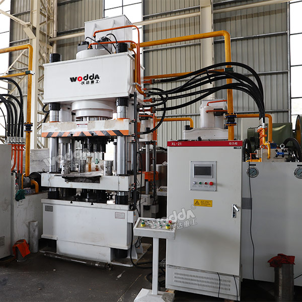 500噸四柱液壓機壓制木屑車間試機.jpg 500噸四柱液壓機壓制木屑車間試機.jpg