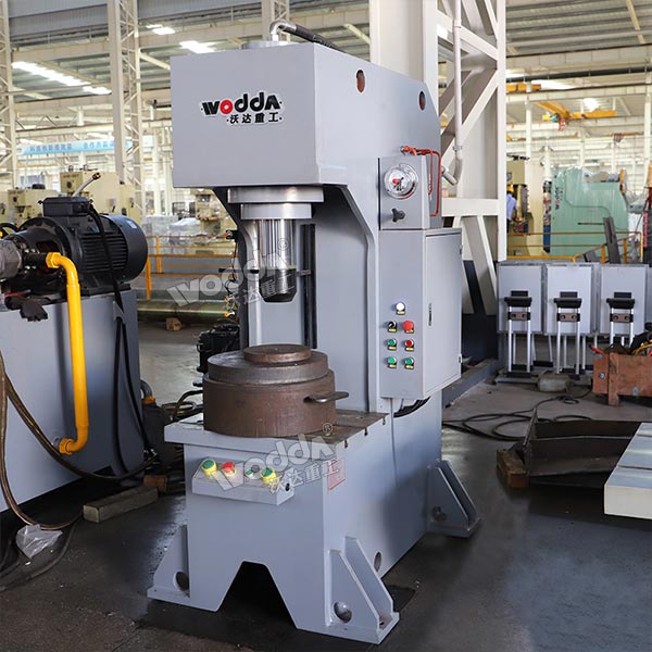 100噸單臂液壓機(壓頭式) 100噸單臂液壓機(壓頭式)