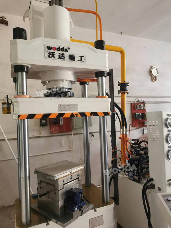 100噸四柱熱壓成型機 100噸四柱熱壓成型機