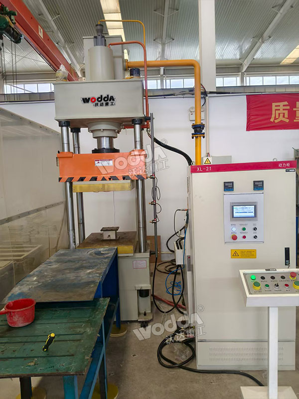 100噸四柱液壓機帶加熱板 100噸四柱液壓機帶加熱板