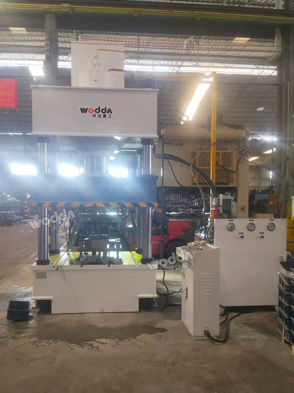 400噸汽車配件成型液壓機(jī)現(xiàn)場(chǎng) 400噸汽車配件成型液壓機(jī)現(xiàn)場(chǎng)