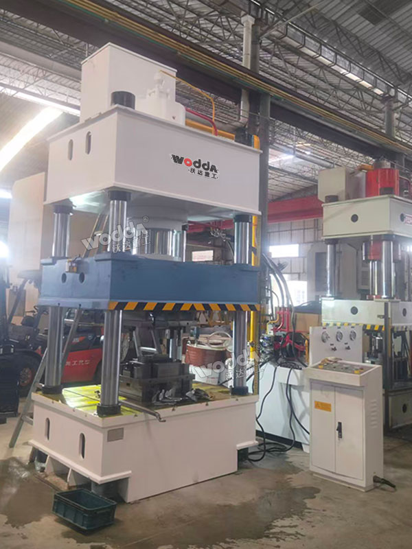 400噸四柱液壓機(jī) 400噸四柱液壓機(jī)