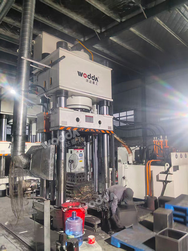 500噸石墨匣缽液壓機現場 500噸石墨匣缽液壓機現場