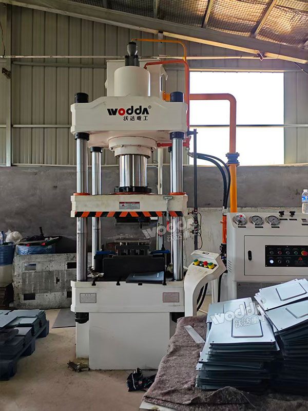 200噸金屬成型液壓機(jī) 200噸金屬成型液壓機(jī)