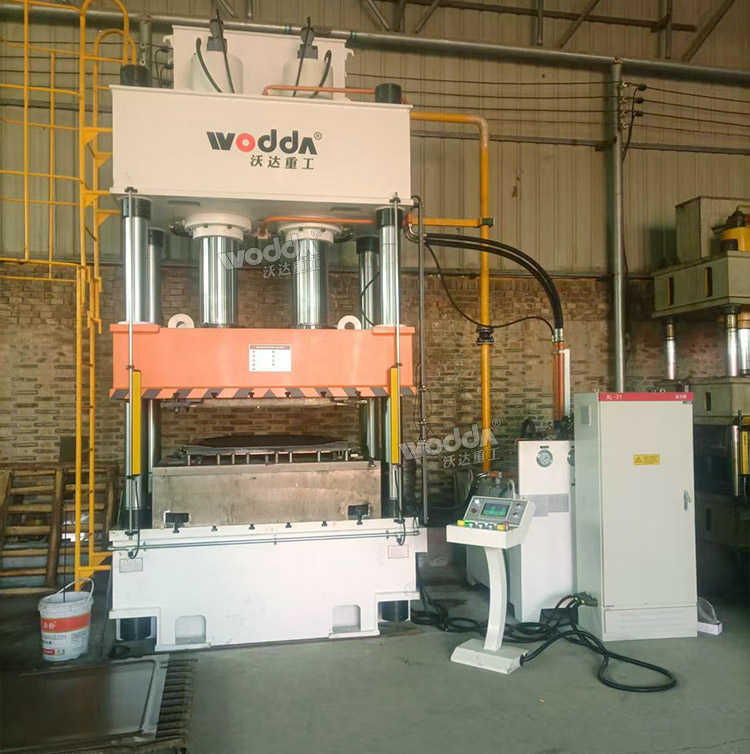 400噸汽車配件成型液壓機(jī)試機(jī)現(xiàn)場 400噸汽車配件成型液壓機(jī)試機(jī)現(xiàn)場