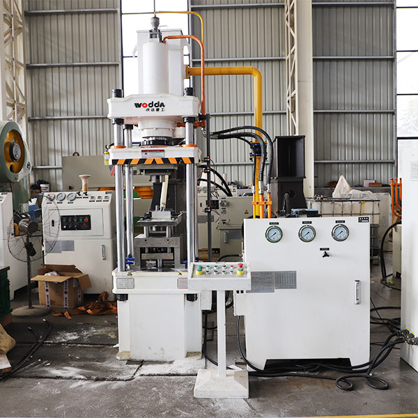 630噸四柱液壓機(jī)車間試機(jī)