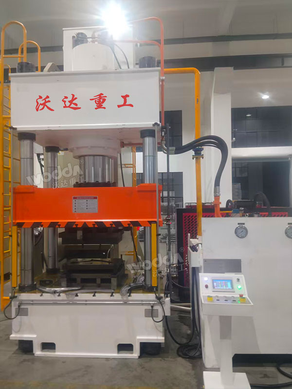 400噸汽車配件成型液壓機現場 400噸汽車配件成型液壓機現場