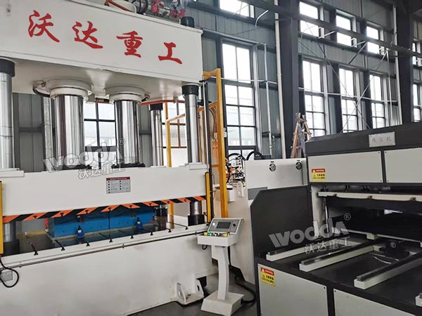 500噸四柱液壓機(jī)現(xiàn)場(chǎng) 500噸四柱液壓機(jī)現(xiàn)場(chǎng)