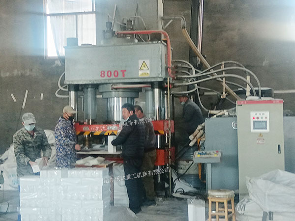 800噸牛羊舔磚液壓機現場 800噸牛羊舔磚液壓機現場