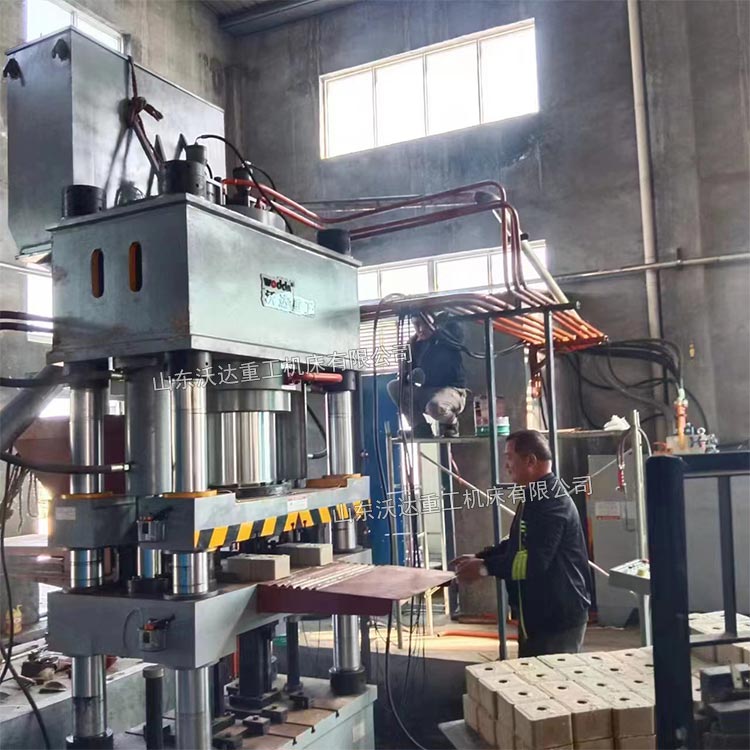 630噸四柱液壓機壓制鹽磚 630噸四柱液壓機壓制鹽磚