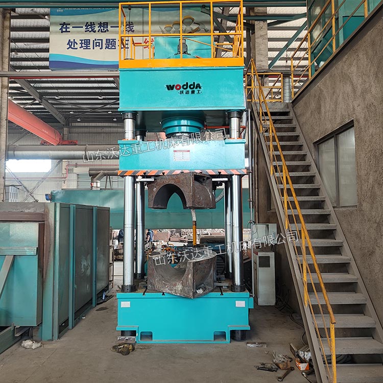 630噸熱壓彎頭成型液壓機現場.jpg 630噸熱壓彎頭成型液壓機現場.jpg