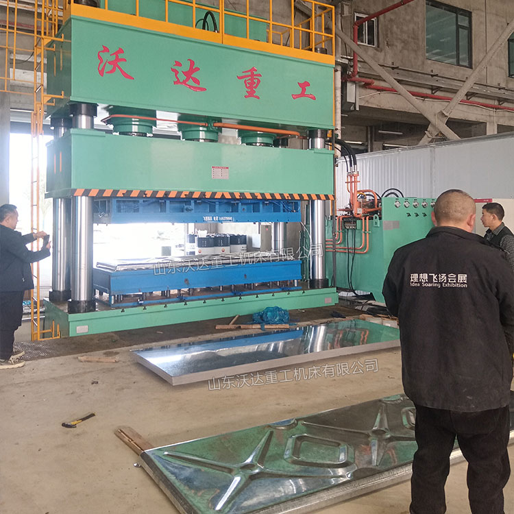 1250噸不銹鋼水箱板液壓機試機現(xiàn)場