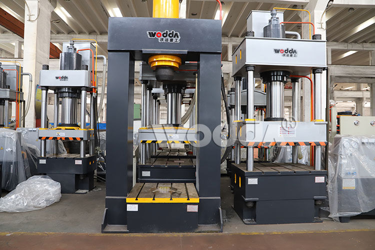 300噸龍門(mén)液壓機(jī)車(chē)間實(shí)物 300噸龍門(mén)液壓機(jī)車(chē)間實(shí)物