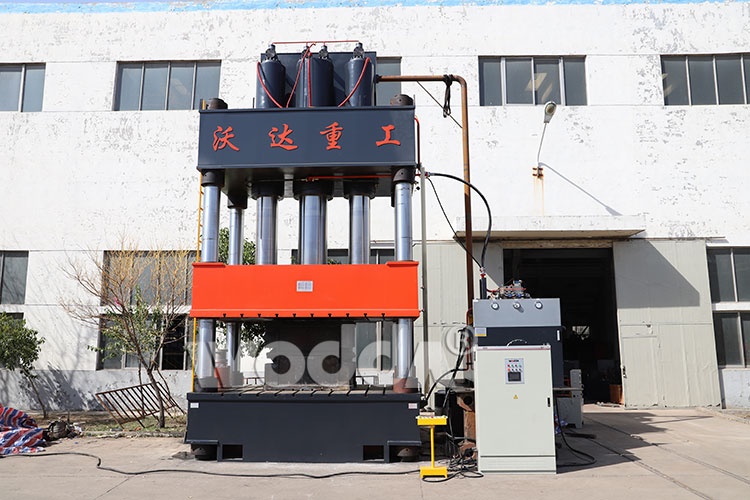 2000噸三梁四柱液壓機 2000噸三梁四柱液壓機