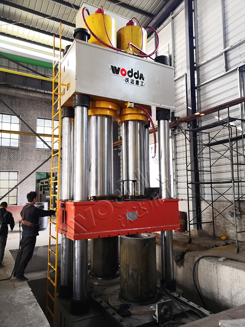 2000噸碳素石墨坩堝液壓機(jī) 2000噸碳素石墨坩堝液壓機(jī)